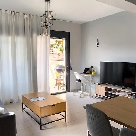Peaceful With Pool And Parking - 2 Bedrooms Διαμέρισμα *