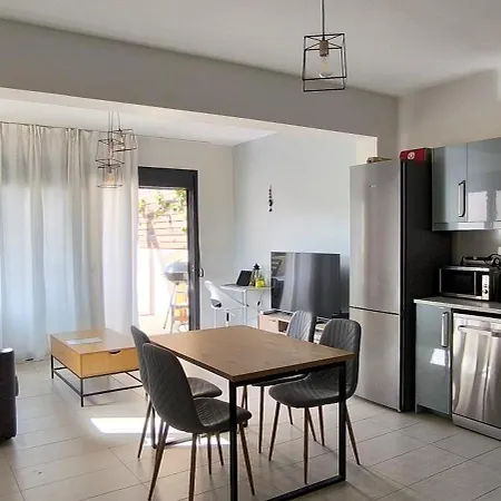 Peaceful With Pool And Parking - 2 Bedrooms Ανάληψη